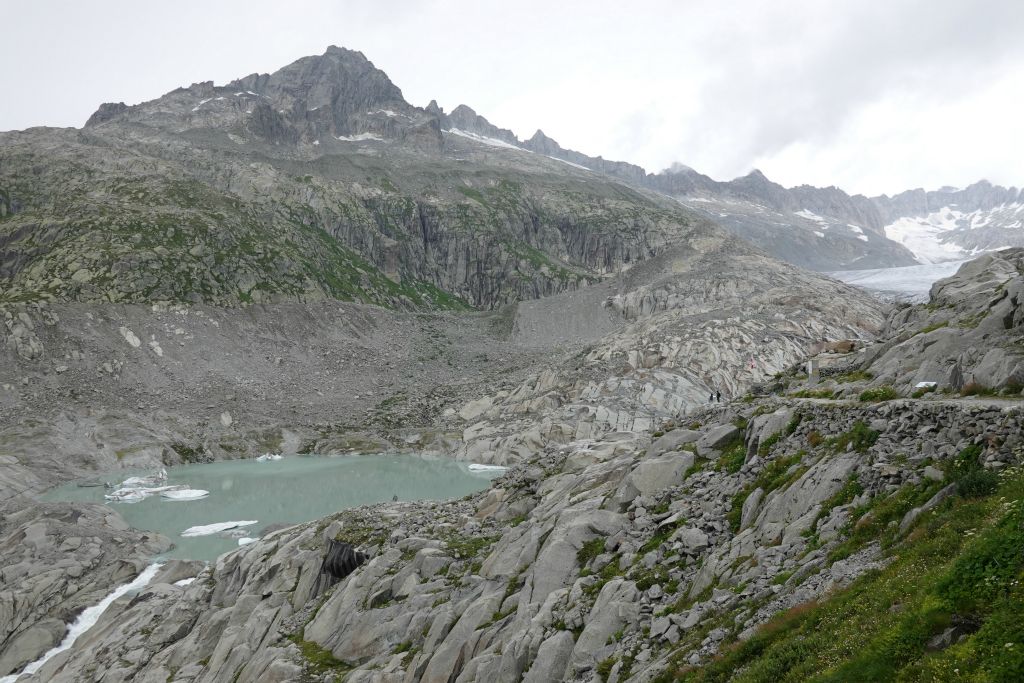 Et  surtout la source du Rhône :  le glacier du Rhône, en piteux état